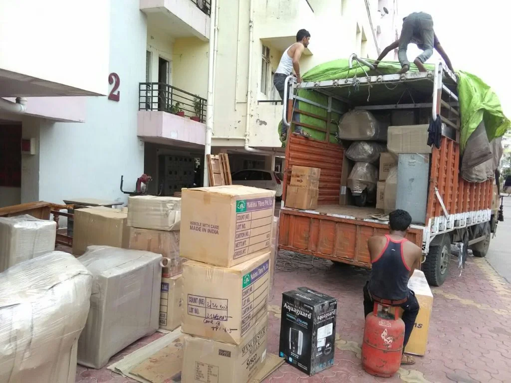 packers-and-movers-loading-services-home-shifting-bhopal-indore-madhya-pradesh-to-chandigarh-1024x768